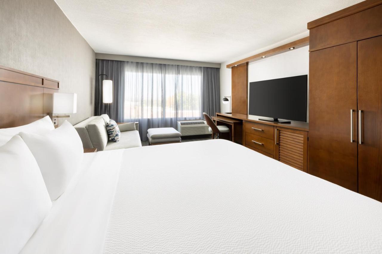 Courtyard By Marriott Los Angeles Woodland Hills Exterior photo
