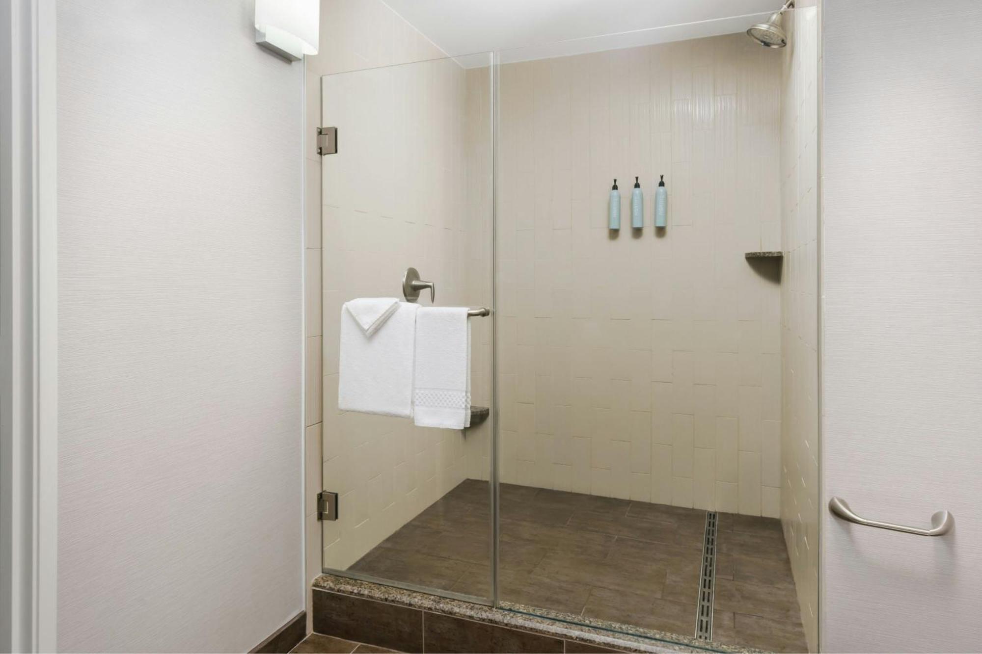 Courtyard By Marriott Los Angeles Woodland Hills Exterior photo