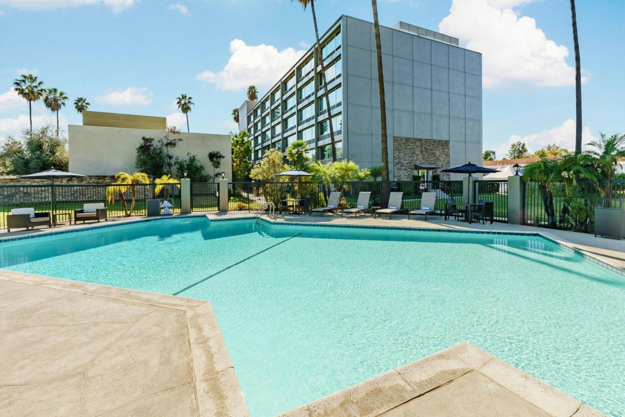 Courtyard By Marriott Los Angeles Woodland Hills Exterior photo