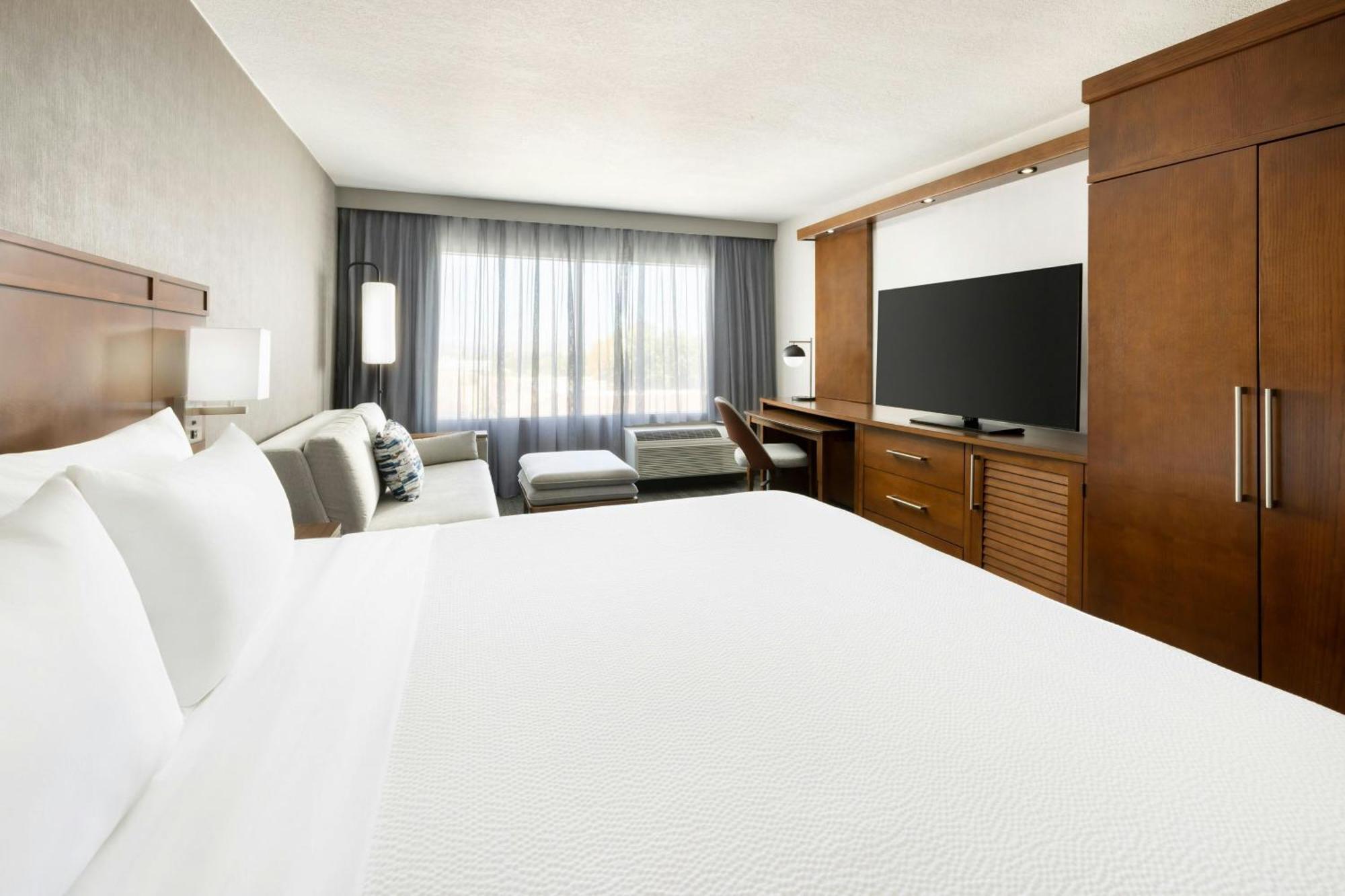 Courtyard By Marriott Los Angeles Woodland Hills Exterior photo