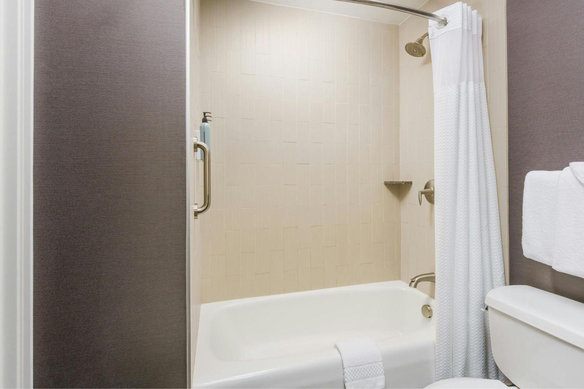 Courtyard By Marriott Los Angeles Woodland Hills Exterior photo