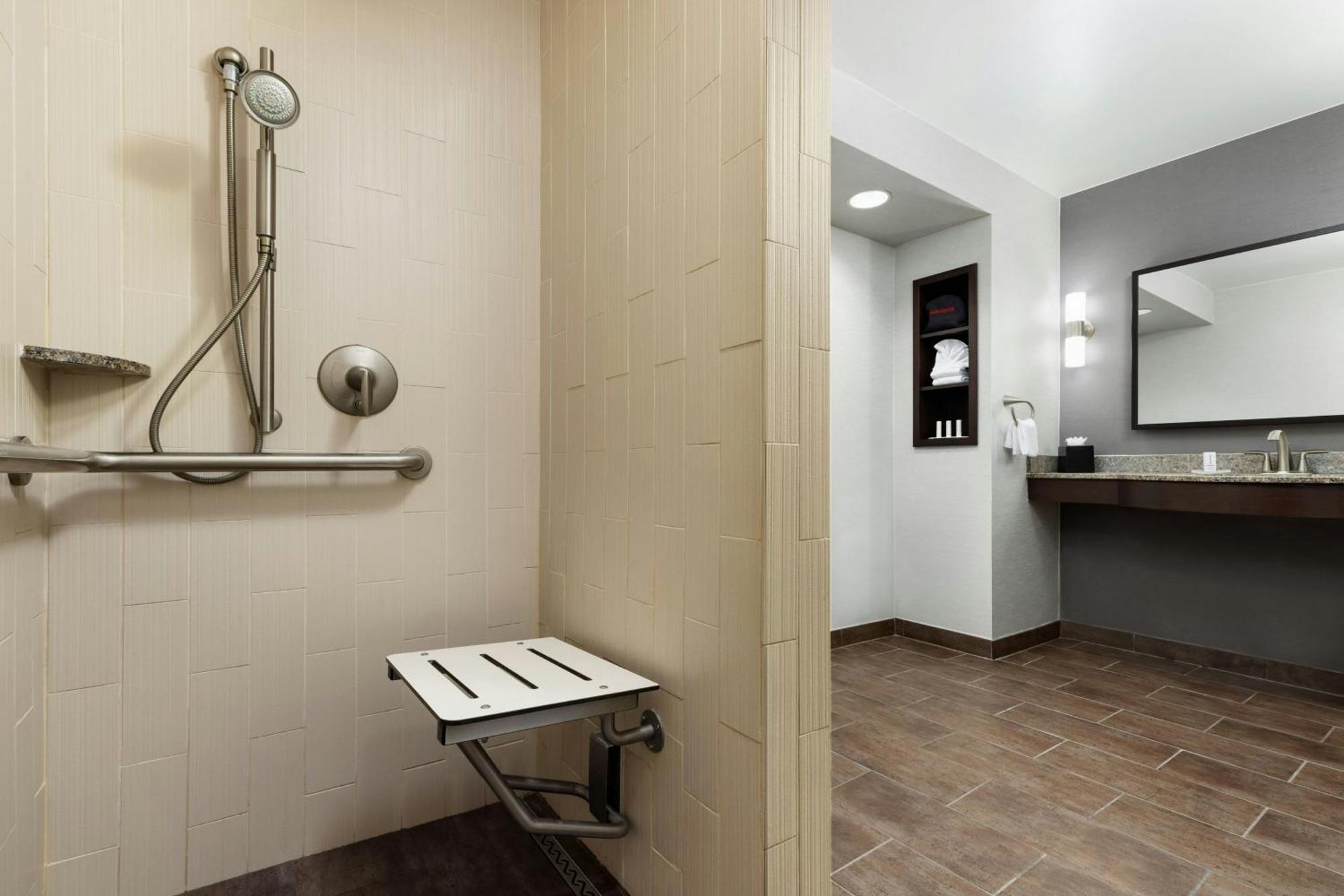 Courtyard By Marriott Los Angeles Woodland Hills Exterior photo