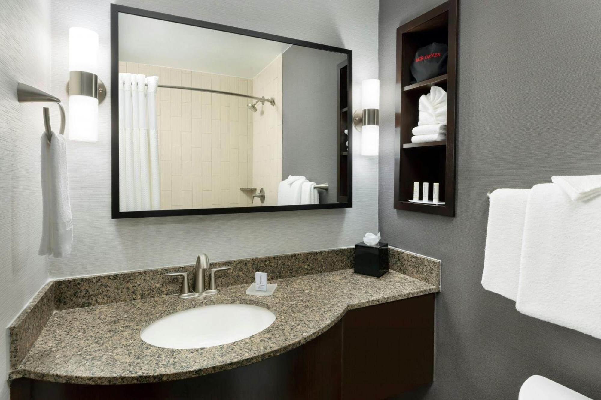 Courtyard By Marriott Los Angeles Woodland Hills Exterior photo