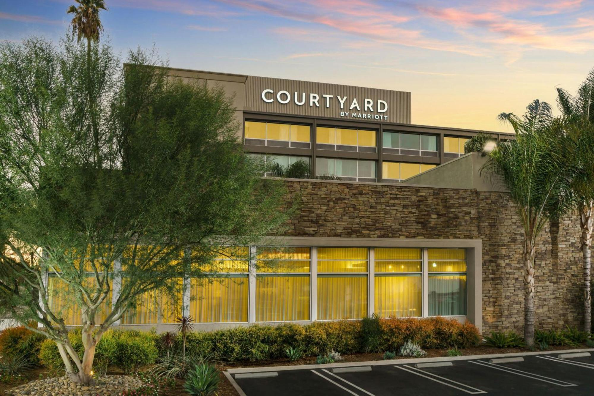 Courtyard By Marriott Los Angeles Woodland Hills Exterior photo